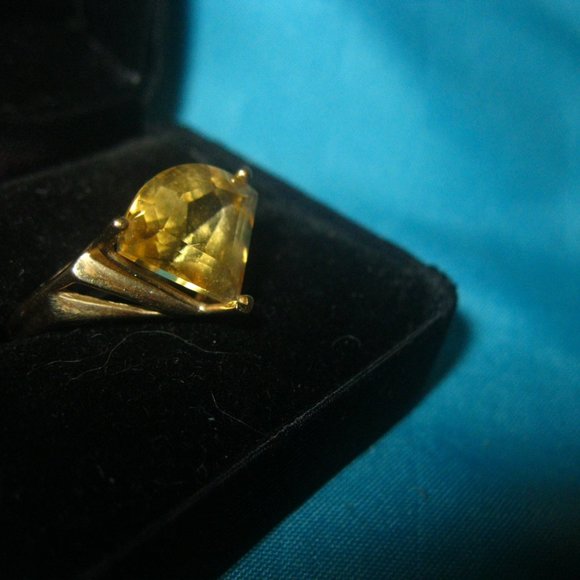 14K  Yellow Gold Citrine Ring - Picture 3 of 9